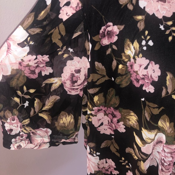 Flowery blouse! Very soft and stretchy! - Picture 3 of 5